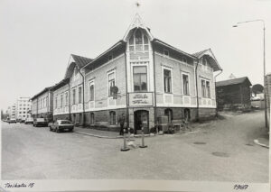 Kuopaksen toimistorakennus vuonna 1987. Kuopas office building in 1987.